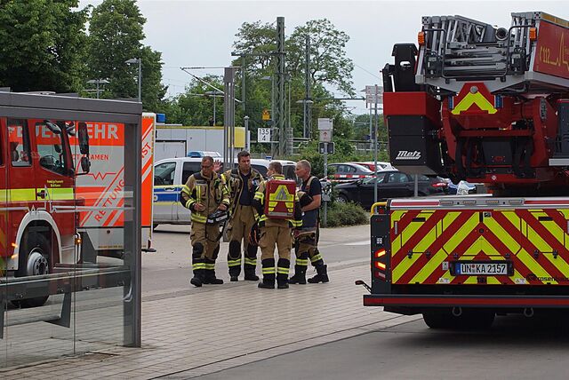 Ein Rettungshubschrauber ist zurzeit über dem Bahnhof Kamen im Einsatz. Dort ist am späten Freitagnachmittag ein Mensch von einem Zug erfasst worden. Die Hintergründe sind unklar.