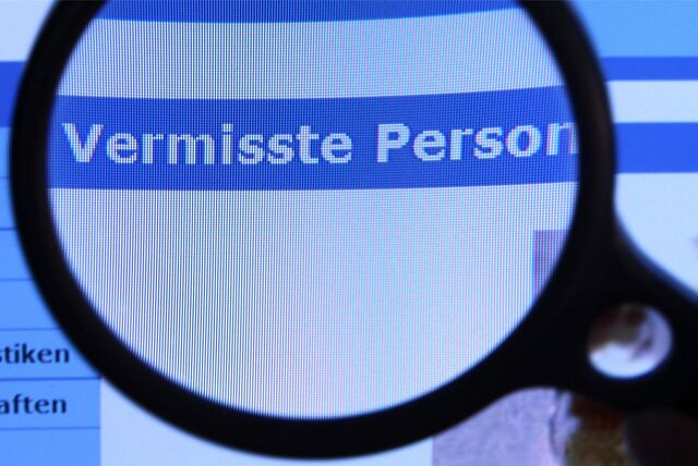 Hinter einer Lupe ist der Schriftzug Vermisste Person auf einem Fahndungsaufruf auf der Internetseite des Bundeskriminalamtes (BKA) zu sehen.