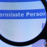 Hinter einer Lupe ist der Schriftzug Vermisste Person auf einem Fahndungsaufruf auf der Internetseite des Bundeskriminalamtes (BKA) zu sehen.