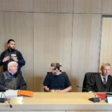 Der Angeklagte (Mitte), der einem Tätowierer „Fuck“ auf die Stirn gestochen haben soll, neben seinem Verteidiger Egbert Schenkel (links) beim Prozessauftakt.