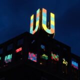 Als buntes Pixel-Kunstwerk leuchtet seit Freitagabend das Dortmunder U.