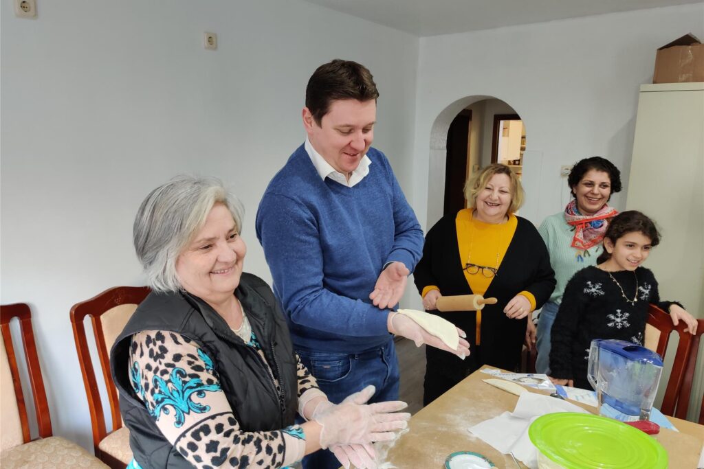 Der IBKF (hier: Ruziye „Rosi“ Malkus mit Bürgermeister Rajko Kravanja) bietet auch während der Woche der Vielfalt wieder ein gemeinsames Kochen an.