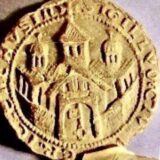 Die Bildkombi zeigt das mittelalterliche Recklinghäuser Stadtsiegel und die Rekonstruktion des ersten Recklinghäuser Rathauses.