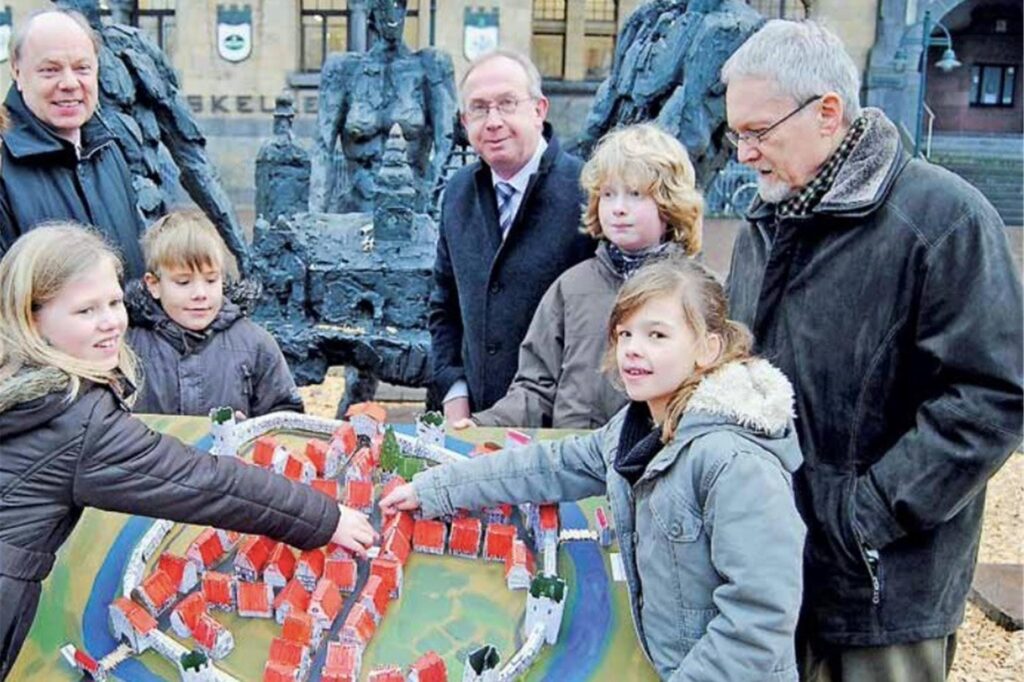 Das Bild zeigt Schüler der Astrid-Lindgren-Schule und den damaligen Dezernenten Georg Möllers, Bürgermeister Wolfgang Pantförder und Dr. Werner Koppe. Das Bild zeigt Schüler der Astrid-Lindgren-Schule und den damaligen Dezernenten Georg Möllers, Bürgermeister Wolfgang Pantförder und Dr. Werner Koppe.