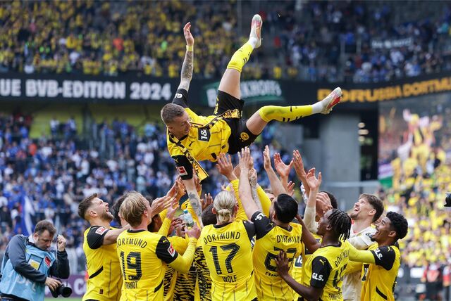 Die BVB-Spieler schmeißen Marco Reus in die Luft.