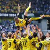 Die BVB-Spieler schmeißen Marco Reus in die Luft.