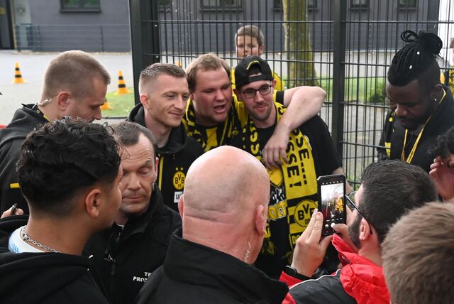 Maco Reus mit zwei BVB-Fans.