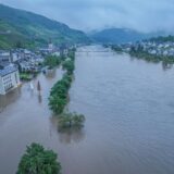 Das Hochwasser der Mosel überflutet auch die Ufer von Zell. Die Entwicklung des Hochwassers beschäftigt Rettungskräfte und Bevölkerung im Saarland und in Rheinland-Pfalz weiter.