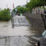 An einem Fähranleger ist der Rhein schon über die Ufer getreten.