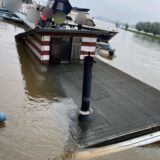 Im Leverkusener Hafen ist ein Hausboot gesunken. Es muss jetzt geborgen werden.