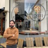 Gastronom Mo Kaleshi steht neben dem Eingangsbereich seines Restaurants Eckst1 an der Münsterstraße in Recklinghausen.