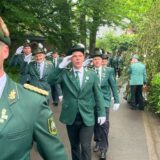 Festzug der BSG Essel am 19.5.2024, Männer im Schützenrock heben zum Gruß die weiß behandschuhte Hand an die Schläfe.