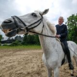 Hermann Buthe aus Recklinghausen sitzt auf seinem Wallach Ruby.