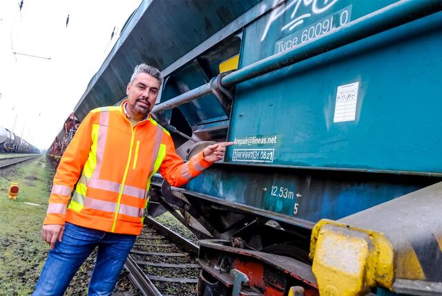 Sedat Korkmaz deutet auf ein Waggon.