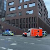 Zwei Polizeiwagen und ein Rettungswagen stehen an einer Straße neben dem Robert-Schuman-Berufskolleg, in der Nähe des Dortmunder U.