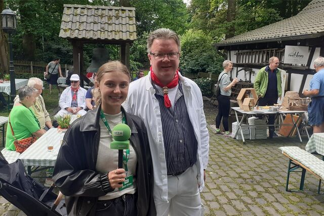 Der Vorsitzende des Marler Heimatvereins Stefan Jansen und MZ-Mitarbeiterin Vivienne Caspers laden zur Museumsscheune am Volkspark ein.