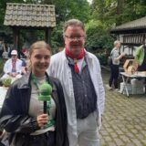 Der Vorsitzende des Marler Heimatvereins Stefan Jansen und MZ-Mitarbeiterin Vivienne Caspers laden zur Museumsscheune am Volkspark ein.
