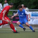 Nur mit einem Sieg – wie hier mit dem 2:0 gegen Mengede 08/20, hat der FC Frohlinde (blaue Trikots) eine Chance, in der Bezirksliga zu bleiben.