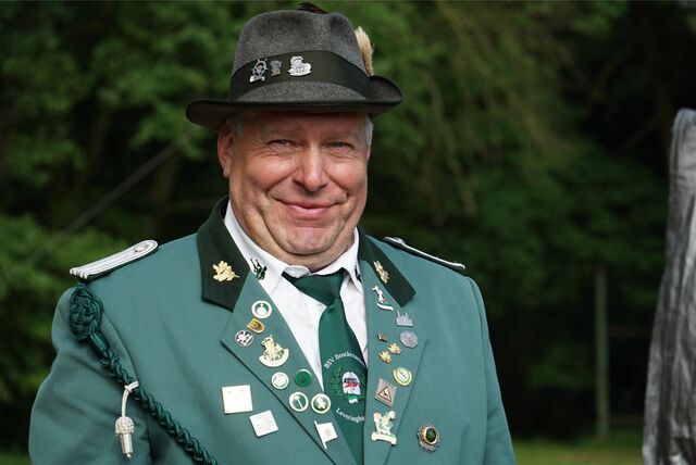 Ein Mann in Schützenuniform lächelt in die Kamera.