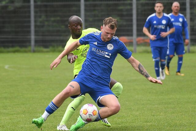Niklas Westerberg und der VfB Habinghorst (blaue Trikots) starteten furios ins letzte Saisonspiel. Doch die „Habichte“ legten gegen den RSV Holthausen eine katastrophale letzte halbe Stunde hin.