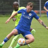 Niklas Westerberg und der VfB Habinghorst (blaue Trikots) starteten furios ins letzte Saisonspiel. Doch die „Habichte“ legten gegen den RSV Holthausen eine katastrophale letzte halbe Stunde hin.