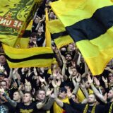 Dortmunds Fans feuern ihre Mannschaft an.