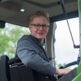 Mathis Brauckmann-Berger sitzt auf einem Traktor.