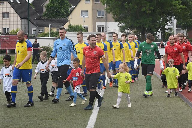 Das Kreisliga B-Derby gegen Spvg Schwerin II gewann die SG Arminia/Victoria nach einem torreichen Duell mit 6:4 und verabschiedete Spieler.