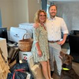 Daniela und Torsten Dederichs sitzen auf gepackten Umzugskisten
