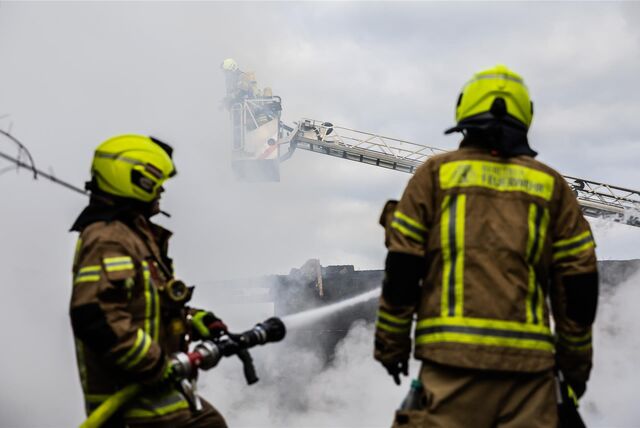 Feuerwehrleute im Einsatz (Symbolbild).
