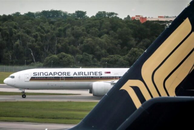 Eine Boeing 777 von Singapore Airlines auf dem Flughafen von Singapur (Archivbild). Auf einem Flug von London nach Singapur gibt es durch starke Turbulenzen einen Toten und mehrere Verletzte.