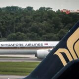 Eine Boeing 777 von Singapore Airlines auf dem Flughafen von Singapur (Archivbild). Auf einem Flug von London nach Singapur gibt es durch starke Turbulenzen einen Toten und mehrere Verletzte.