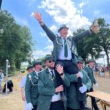 Michael Seidel wird auf den Schultern der Schützenbrüder getragen.