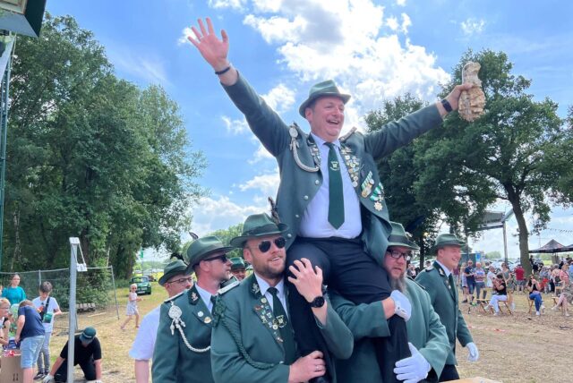 Michael Seidel wird auf den Schultern der Schützenbrüder getragen.