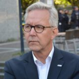 links: ein gefährliches Messer in einer Hand / rechts: Dortmunds Polizeipräsident Gregor Lange