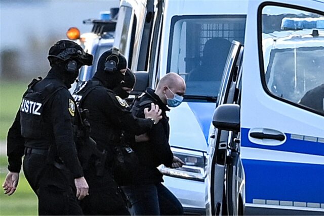 Stephan Balliet wird von Justiz-Beamten in ein Polizeiauto gebracht.