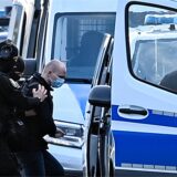 Stephan Balliet wird von Justiz-Beamten in ein Polizeiauto gebracht.