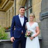 Die Eheleute Julia Henning und Steffen Oelschläger nach ihrer Trauung vor dem Rathaus in Recklinghausen