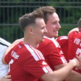 Die VfB-Spieler bilden eine Jubeltraube.