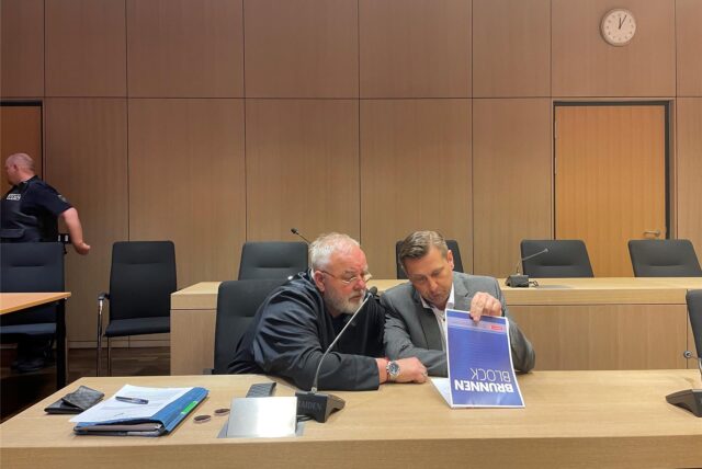 Der frühere stellvertretende Bürgermeister von Lünen, Daniel Wolski (rechts), und sein Verteidiger Edgar Fiebig (links) kurz vor dem Beginn der Urteilsberatung am 14. Mai.