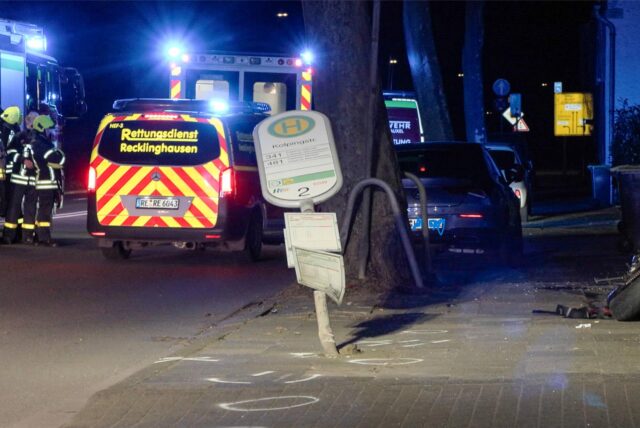 Einsatzkräfte an der Unfallstelle neben einem Umgefahrenen Haltestellenschild auf der Ringstraße in Castrop-Rauxel.