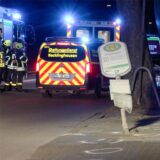 Einsatzkräfte an der Unfallstelle neben einem Umgefahrenen Haltestellenschild auf der Ringstraße in Castrop-Rauxel.