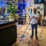Feyyat Özdemir, „Maroush“-Geschäftsführer, steht nach dem Wasserschaden mit seinem Wischer im Lokal in Recklinghausen.