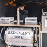 Die Bergmann Brauerei aus Dortmund arbeitet in diesem Sommer mit mobilen Tanks. Aus diesen wird das Bier gezapft.