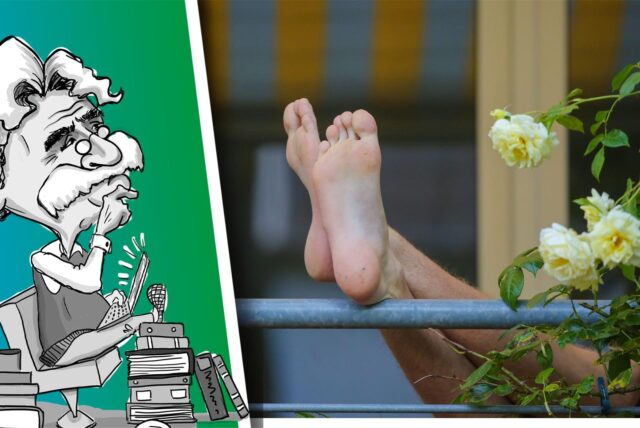 Nackte Füße hängen über Balkon-Balustrade.