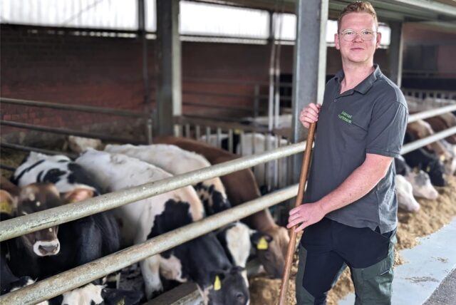 Landwirt Marcel Hortmann bei der Kälberfütterung