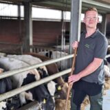 Landwirt Marcel Hortmann bei der Kälberfütterung
