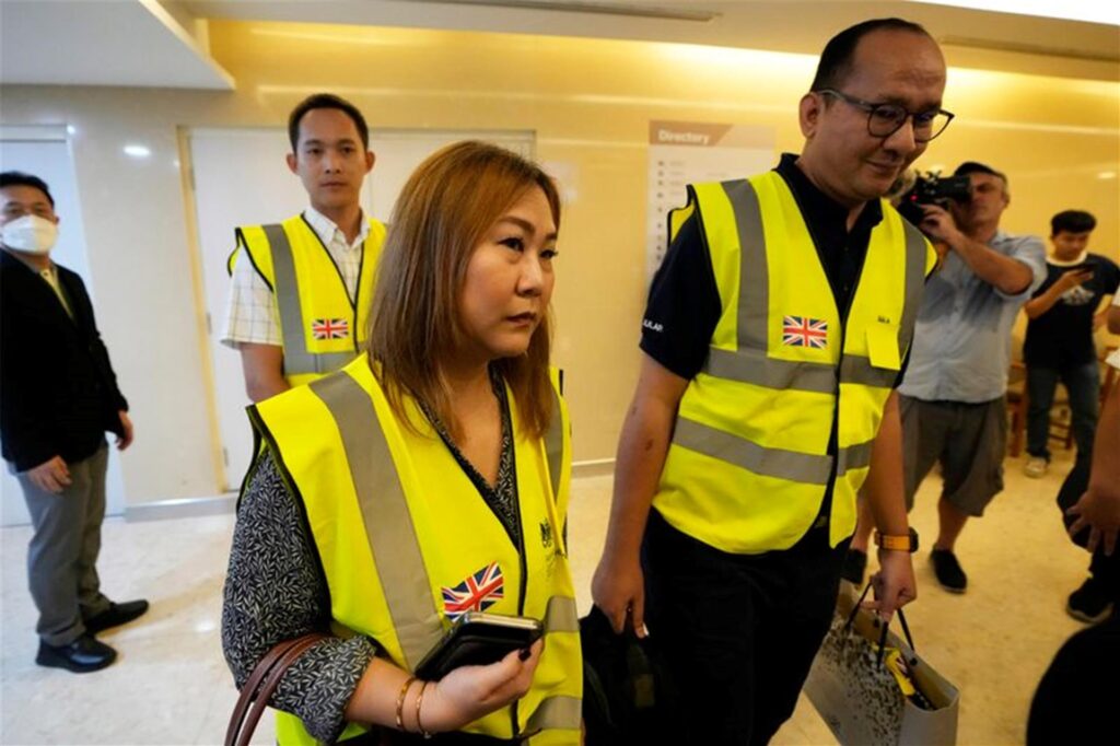 Mitarbeiter der britischen Botschaft besuchen in einem Hospital in Bangkok britische Passagiere, die bei dem Flug verletzt wurden. Mitarbeiter der britischen Botschaft besuchen in einem Hospital in Bangkok britische Passagiere, die bei dem Flug verletzt wurden.