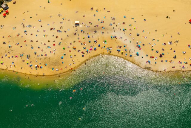 Der Badestrand am Silbersee in Haltern von oben.