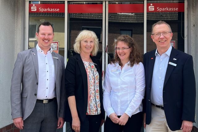 Dennis Domnik, Gruppenleiter für Marl-Hamm, Beate Book-Liebehenz, Wiebke Groth-Rosowski (Filialleiterin Marl-Hamm) und Detlef Specovius (Direktor Marktbereich Marl) vor einer Sparkassen-Filiale.